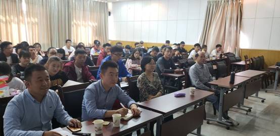 植科院作物学科师生认真聆听汇报