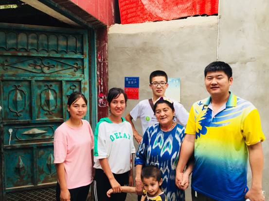 与维族奶奶的合影