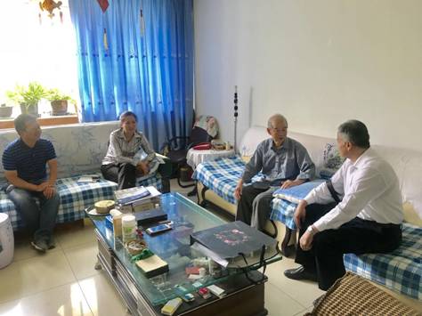 慰问退休教师汪文泽
