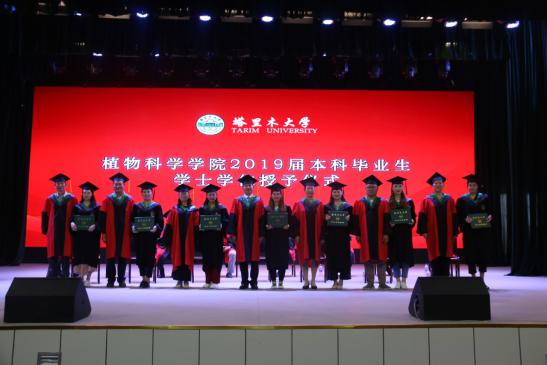 毕业生与导师合影