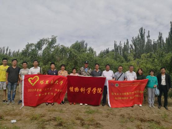 库校长与全体老师的合影