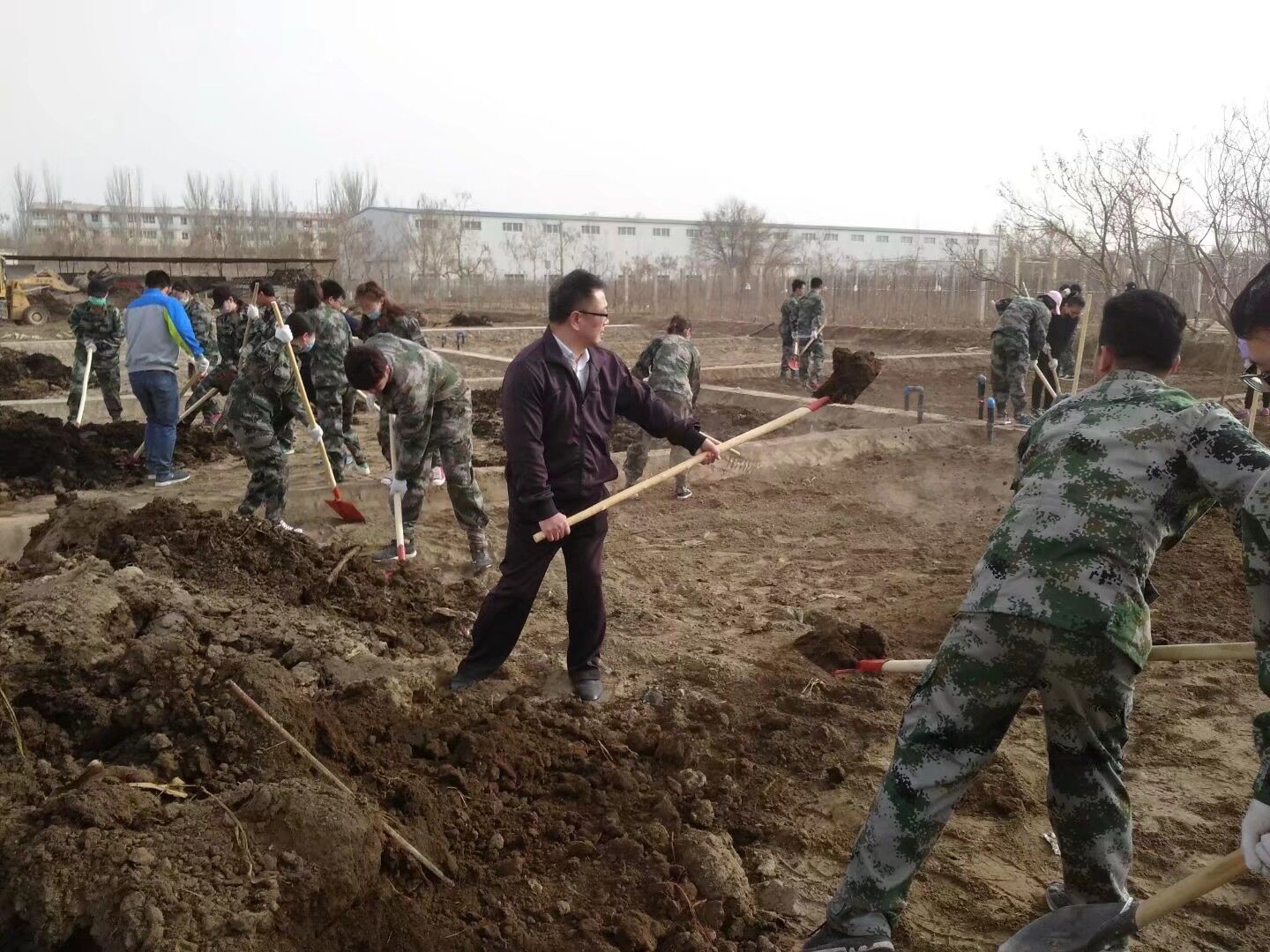 师生一起动手劳动